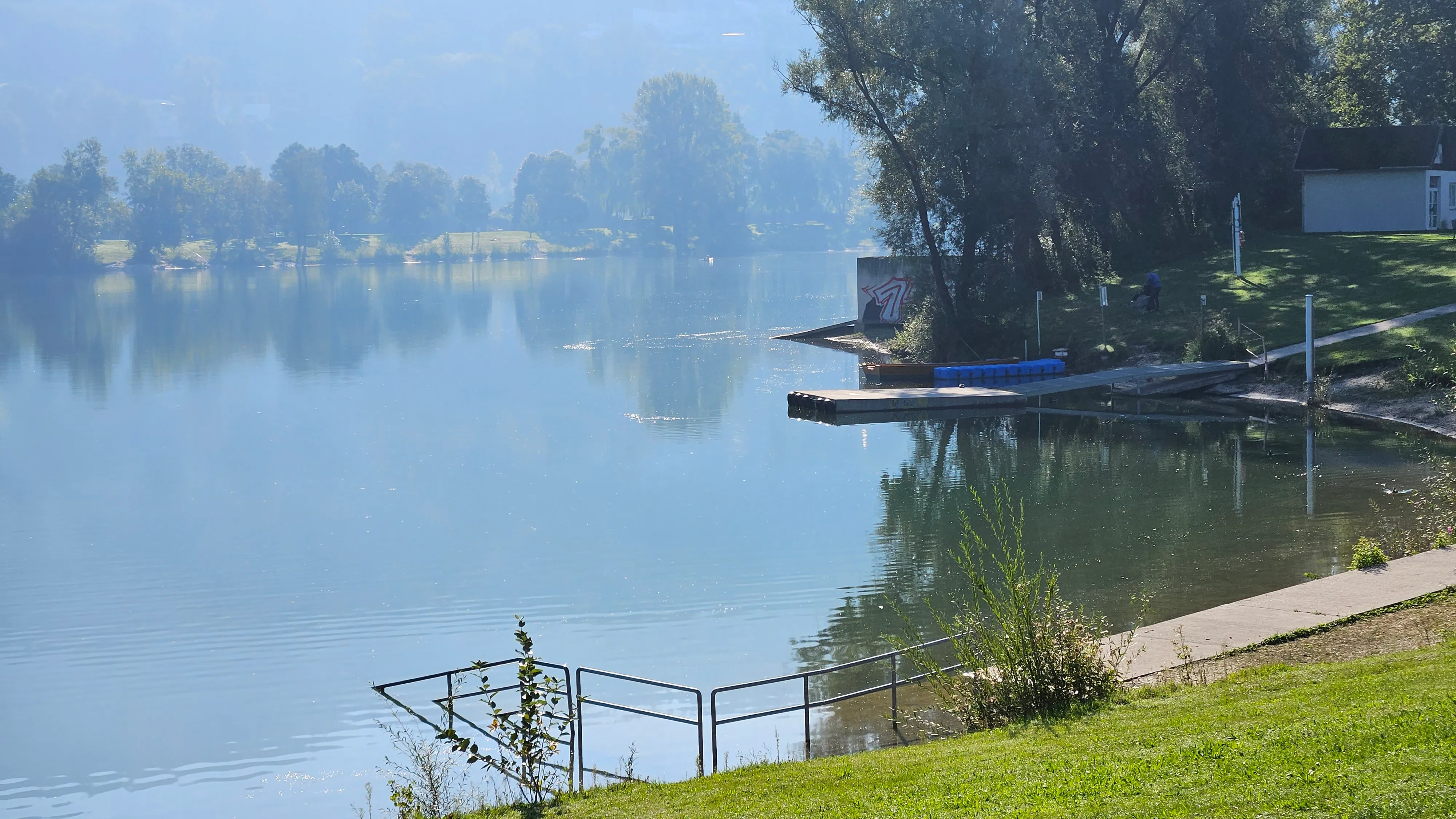 Stiller See mit Steg und Badestelle