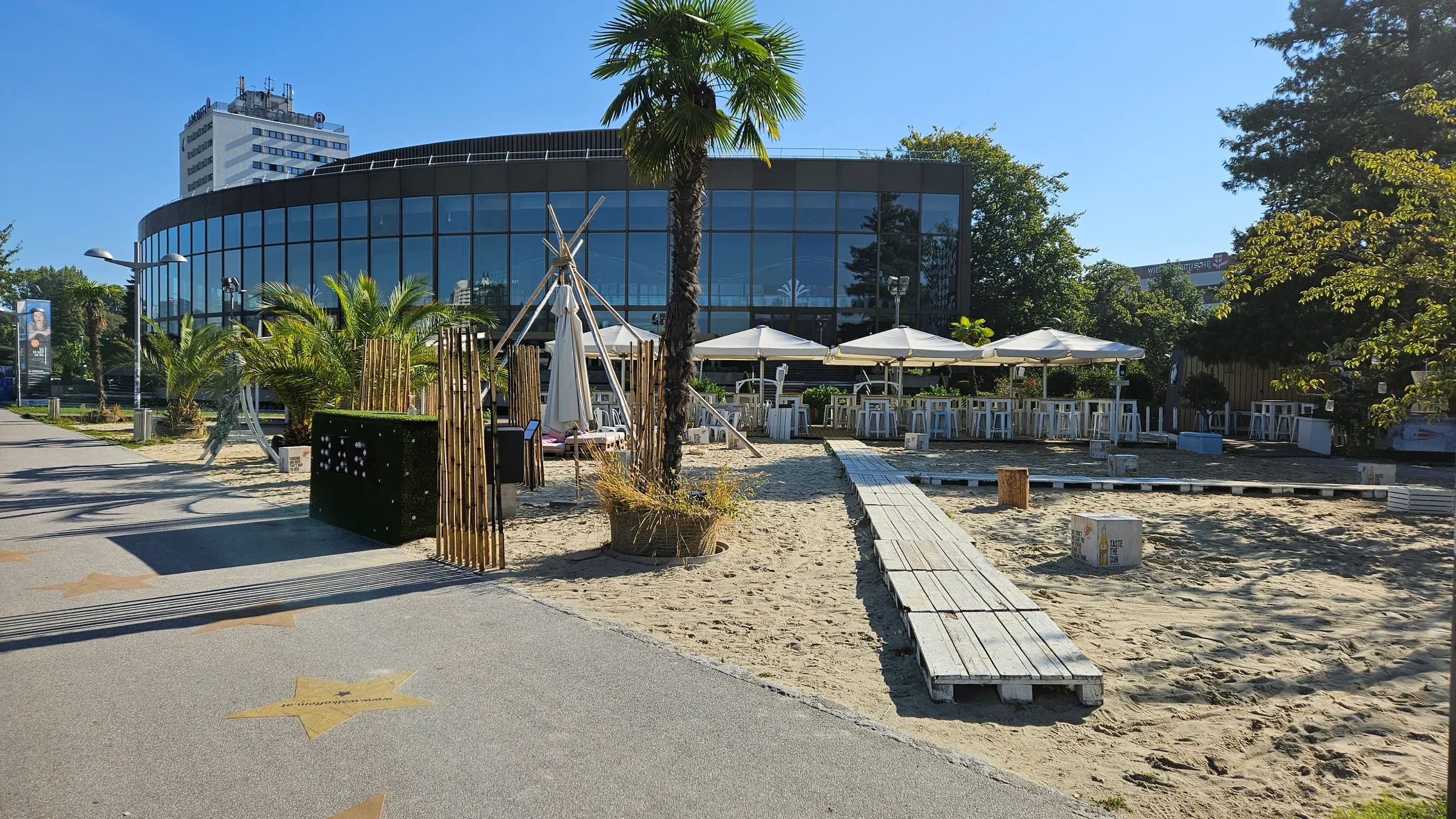 Urfahr Strandgut mit Sand, Palmen und Brucknerhaus