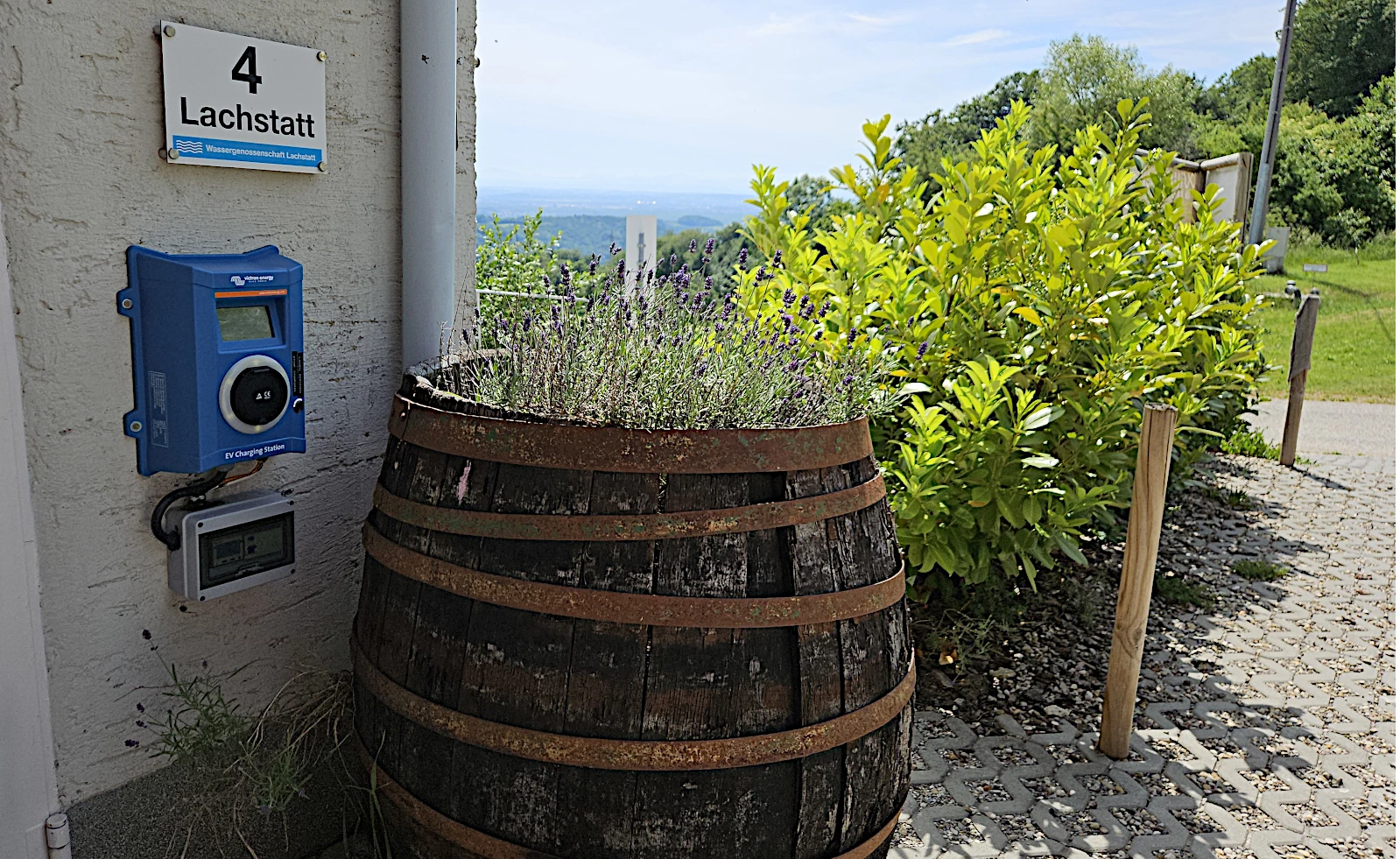 Victron EV-Ladestation am Stellplatz mit Blick ins Tal